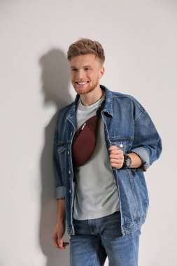 Genç adamla moda çanta ışık arka plan üzerinde