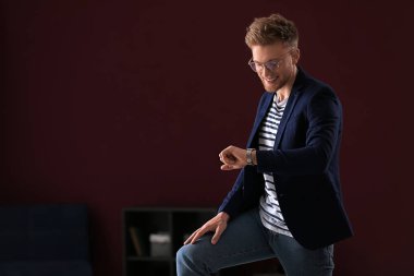 Bakarak kapalı şık genç adam