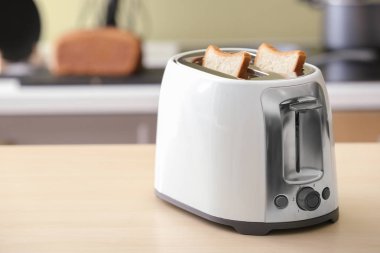 Tost makinesiyle masada ekmek dilimleri