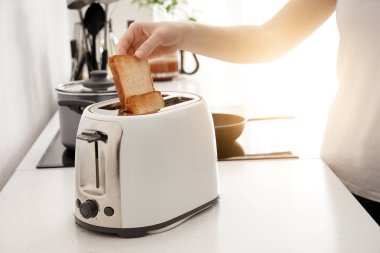 Kadın mutfakta lezzetli tost yapma