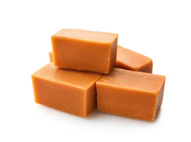 Beyaz zemin üzerine lezzetli tatlı karamel