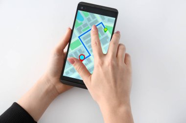 Hareket eden telefon yolu ile harita ekran beyaz arka plan görüntülemek tutan kadın