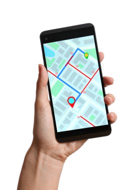 Hareket eden telefon yolu ile harita ekran beyaz arka plan görüntülemek tutan kadın