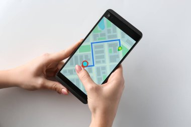 Hareket eden telefon yolu ile harita ekran beyaz arka plan görüntülemek tutan kadın