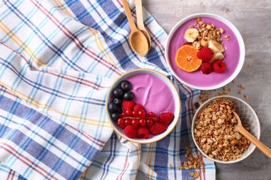 Lezzetli acai smoothie ile kompozisyon masaya kaseler