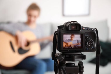 Genç kadın müzisyen video kayıt kapalı