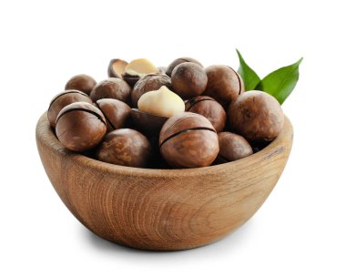 Beyaz zemin üzerine lezzetli macadamia fındık ile kase