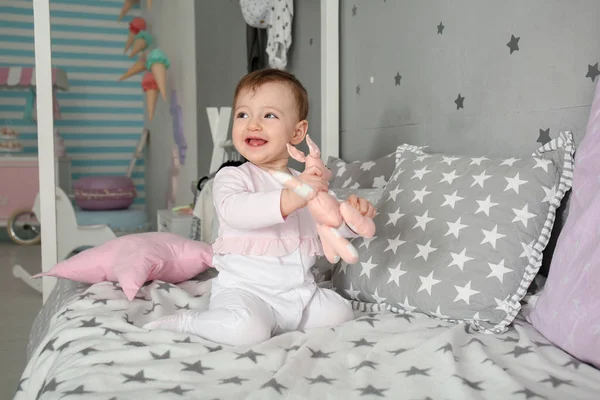 Niedliches Kleines Mädchen Spielt Mit Spielzeug Auf Dem Bett — Stockfoto