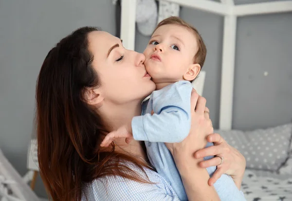 Mother Kissing Cute Baby Home — Stock Photo, Image