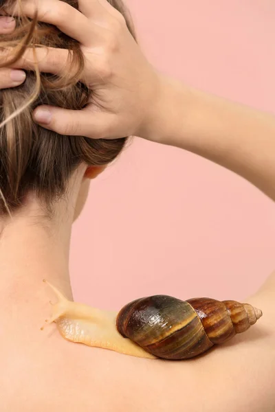 在颜色背景上的巨型 Achatina 蜗牛的年轻妇女 — 图库照片