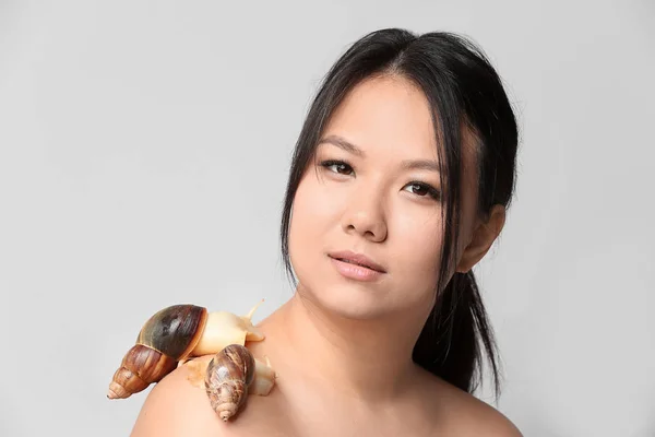 Asiatische Frau Mit Riesigen Achatina Schnecken Auf Hellem Hintergrund — Stockfoto