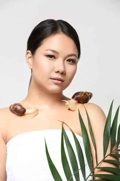 Femme Asiatique Avec Escargots Géants Achatina Sur Fond Blanc — Photo