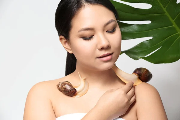 Femme Asiatique Avec Escargots Géants Achatina Sur Fond Blanc — Photo