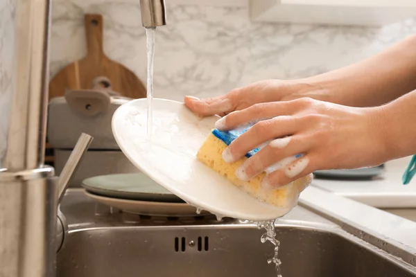 Mujer Lavando Platos Fregadero Cocina —  Fotos de Stock