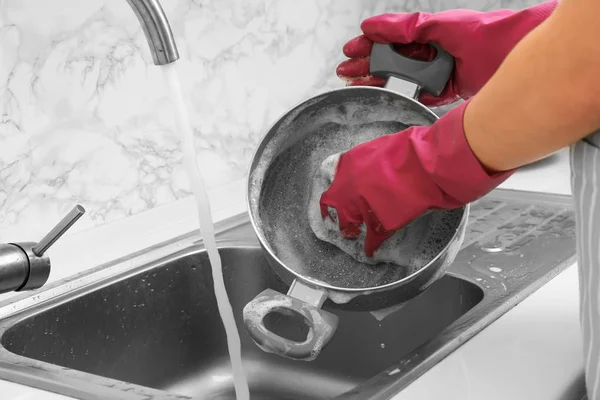 Vrouw Wassen Steelpan Aanrecht — Stockfoto