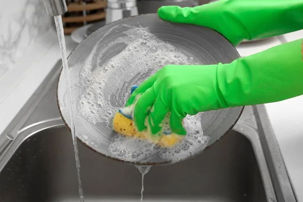 Mujer Lavando Platos Fregadero Cocina — Foto de Stock