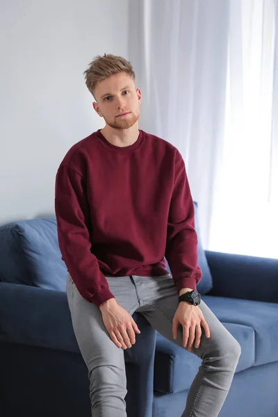 Modischer Junger Mann Sitzt Drinnen Auf Sofa — Stockfoto