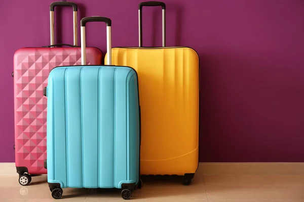 Renkli Duvarın Yanında Paketlenmiş Valizler — Stok fotoğraf