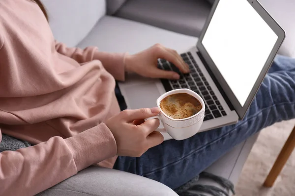 Jovem Mulher Trabalhando Laptop Beber Café Casa — Fotografia de Stock