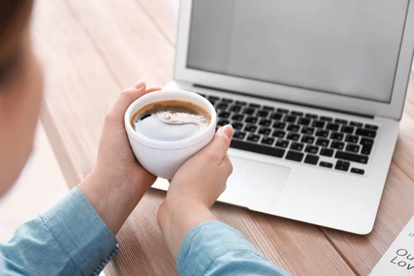 Jovem Mulher Trabalhando Laptop Beber Café Mesa — Fotografia de Stock