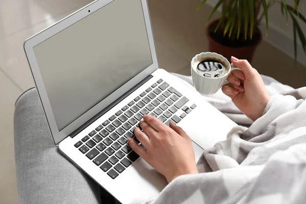 Młoda Kobieta Pracuje Laptopie Picia Kawy Domu — Zdjęcie stockowe