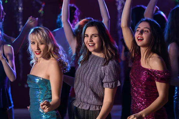 Hermosas Mujeres Jóvenes Bailando Club Nocturno — Foto de Stock