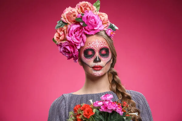 Jonge Vrouw Met Geschilderde Schedel Haar Gezicht Voor Mexico Dag — Stockfoto