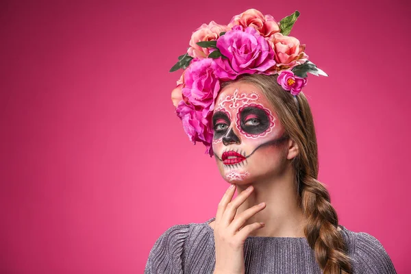 Jonge Vrouw Met Geschilderde Schedel Haar Gezicht Voor Mexico Dag — Stockfoto