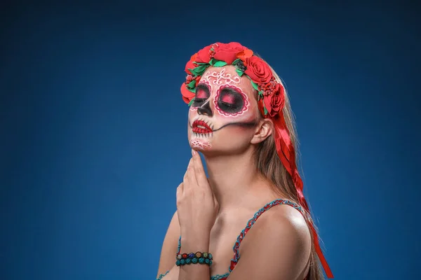 Jonge Vrouw Met Geschilderde Schedel Haar Gezicht Voor Mexico Dag — Stockfoto