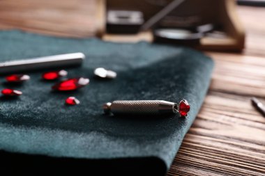 Değerli taş takılar sahibinin masada, closeup ile