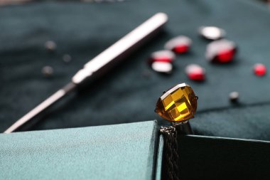 Değerli taş takı sahibi kutusunda, closeup ile