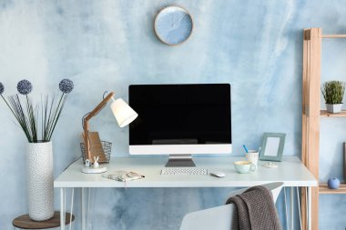 Modern bilgisayarlı, odanın içinde şık bir iş yeri.