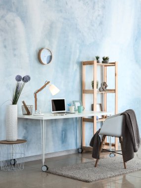 Modern bilgisayarlı, odanın içinde şık bir iş yeri.