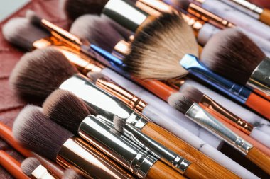 Makyaj fırçaları masanın üzerinde, yakın plan.
