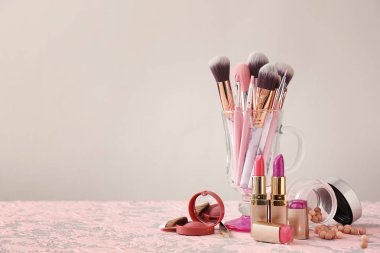 Makyaj fırçaları ve kozmetik tablo kümesi