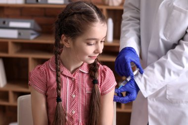 Doktor Çin çocuk kliniğinde Gribine karşı