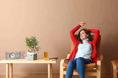 Klima çalışma odasında genç kadın