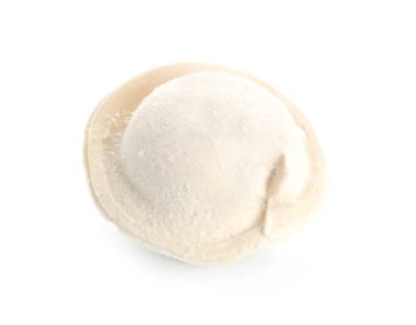 Beyaz arka plan üzerinde taze çiğ hamur tatlısı