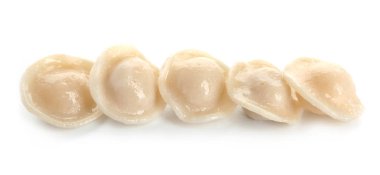 Beyaz arka plan üzerinde taze lezzetli köfte