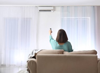 Genç kadın evde Klima arasında geçiş yapma