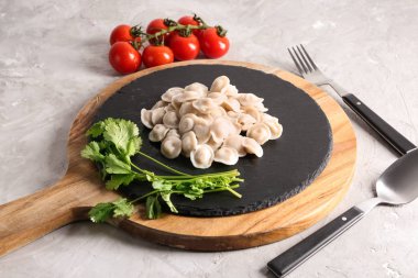 Lezzetli köfte kayrak plaka üzerinde