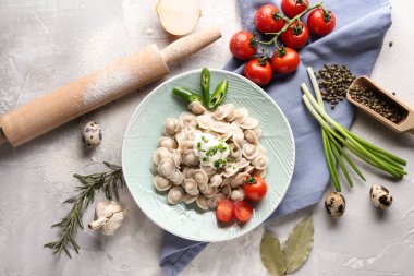 Masada lezzetli köfte ile plaka