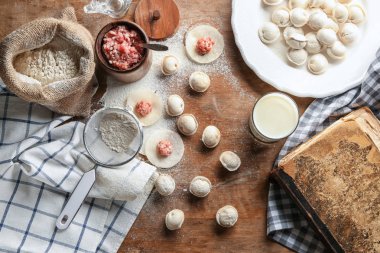 Masada çiğ köfte ile kompozisyon