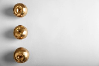 Beyaz zemin üzerine altın elma