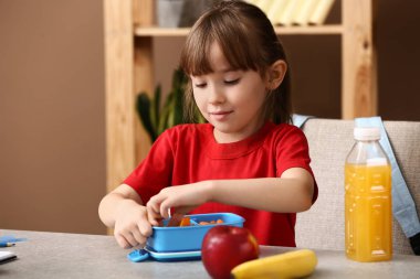 Küçük kız sınıfta Okul Öğle Yemeği