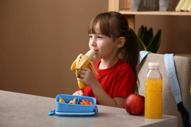 Küçük kız sınıfta Okul Öğle Yemeği