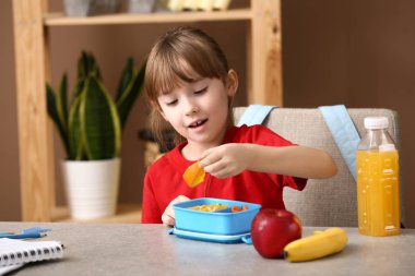 Küçük kız sınıfta Okul Öğle Yemeği