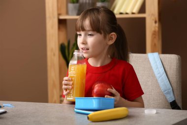 Küçük kız sınıfta Okul Öğle Yemeği