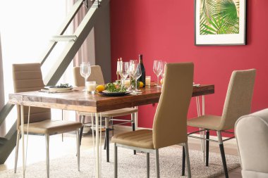 Yemek odasında çok güzel bir masa.