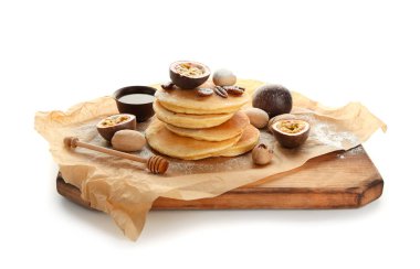 Tutku meyve, fındık ve bal beyaz arka plan üzerinde ile lezzetli gözleme